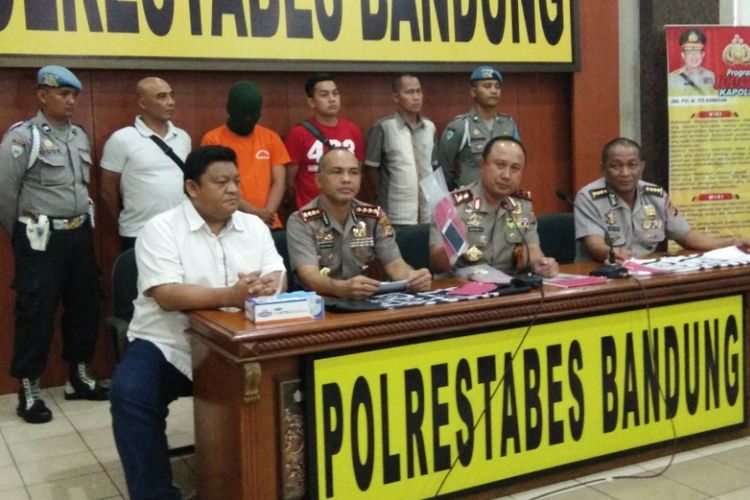 Kapolda Jawa Barat Irjen Pol Agung Budi Maryoto didampingi Kapolrestabes Bandung Kombes Pol Hendro Pandowo saat gelar perkara kasus penghinaan terhadap Ibu negara Iriana Jokowi di Mapolrestabes Bandung, Selasa (12/9/2017) sore. 