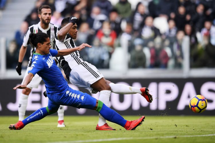 Alex Sandro mencetak gol pembuka Juventus ke gawang Sassuolo pada pertandingan Serie A di Stadion Allianz, Minggu (4/2/2018). 