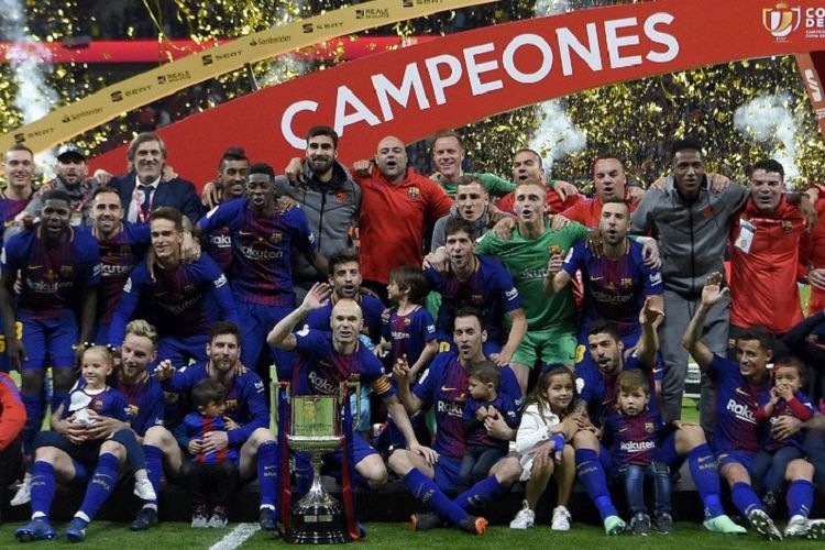 Para pemain Barcelona merayakan keberhasilan menjuarai Copa del Rey 2018 seusai menang atas Sevilla pada laga final di Stadion Wanda Metropolitano, Sabtu (21/4/2018). 