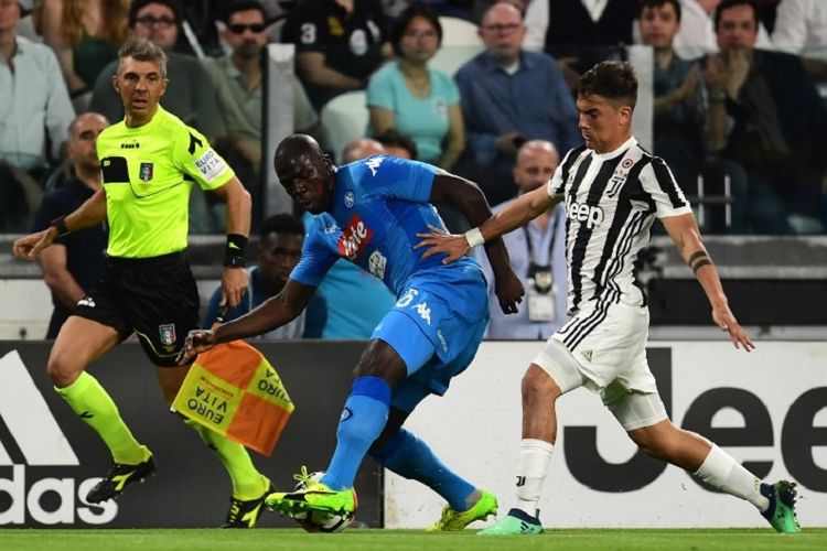 Bek Napoli, Kalidou Koulibaly, mencoba menjaga bola dari kejaran penyerang Juventus, Paulo Dybala, pada pertandingan Serie A di Stadion Allianz, Minggu (22/4/2018). 