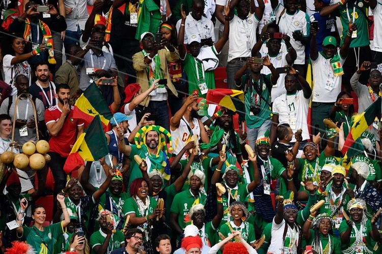Fans Senegal melakukan selebrasi usai negaranya meraih kemenangan 2-1 atas Polandia dalam laga penyisihan Grup H Piala Dunia 2018 di Spartak Stadium, Moskow, 19 Juni 2018.
