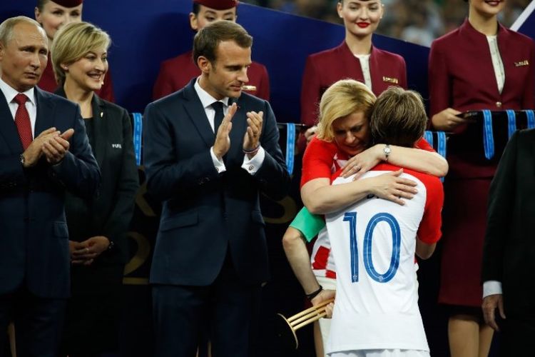 Pemain tim sepak bola Kroasia Luka Modric mendapat pelukan dari Presiden Kroasia Kolinda Grabar-Kitarovic di Piala Dunia 2018 Rusia di Stadion Luzhniki, di Moskwa, Minggu (15/7/2018).