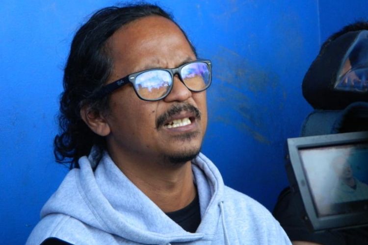 Ketua Viking Persib Club, Heru Joko saat diwawancarai media di Stadion Sidolig beberapa waktu lalu. 