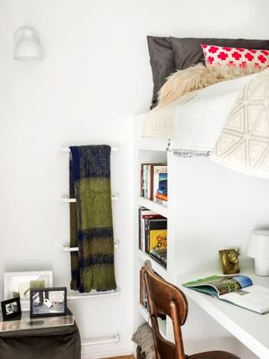 Tempat tidur tingkat membuat penampilan baru di ruangan kecil.