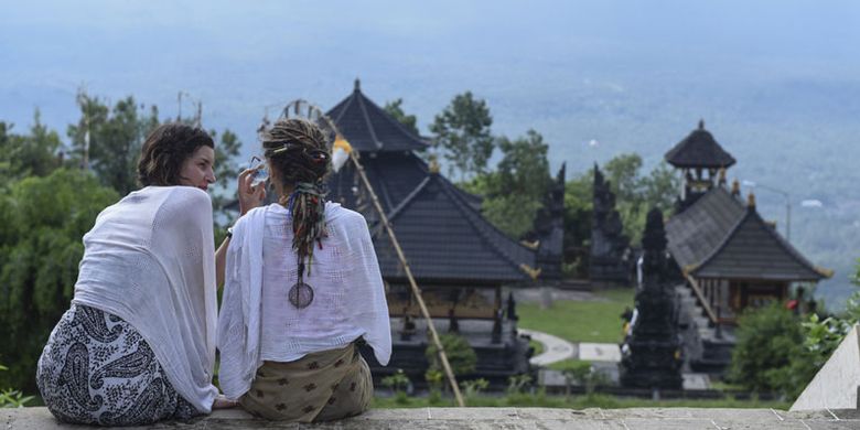 Wisatawan asing berada di Pura Lempuyang, Karangasem, Bali, Kamis (7/12/2017). Menteri Pariwisata Arief Yahya menyatakan pemerintah memangkas target kunjungan wisatawan mancanegara pada tahun ini dari 15 juta menjadi 14 juta wisatawan akibat erupsi Gunung Agung di Bali.