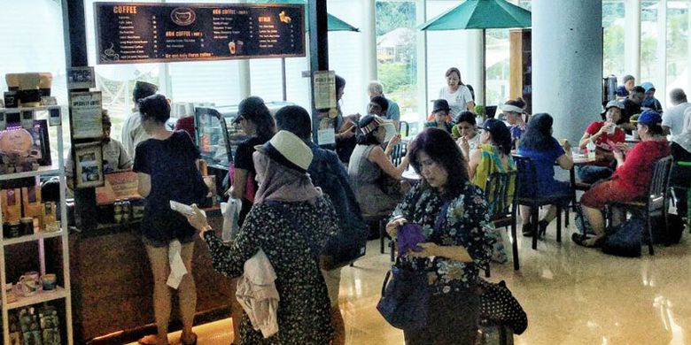 Para pengunjung La Bajo Flores Coffee yang terletak di Bandara Komodo, Labuan Bajo, Manggarai Barat, Nusa Tenggara Timur, Sabtu (14/4/2018).