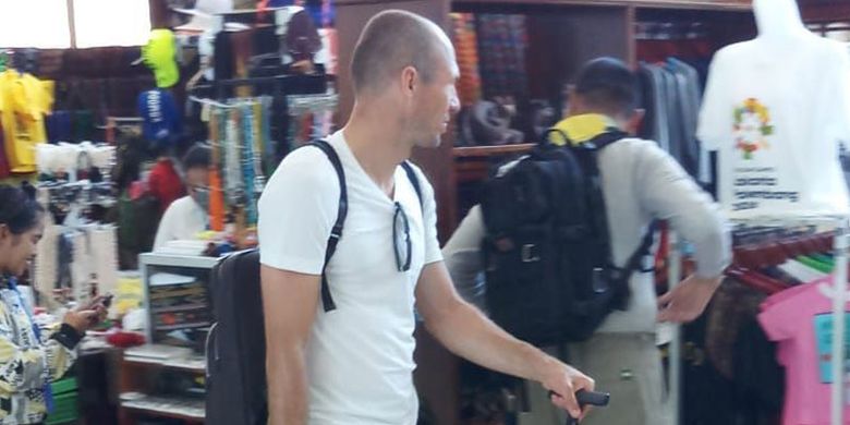 Pemain sepak bola Belanda, Arjen Robben saat berada di Bandara Komodo, Labuan Bajo, Kabupaten Manggarai Barat, NTT. Robben sempat mampir di La Bajo Flores Coffee membeli kopi flores dan banana cake, Minggu (17/6/2018).