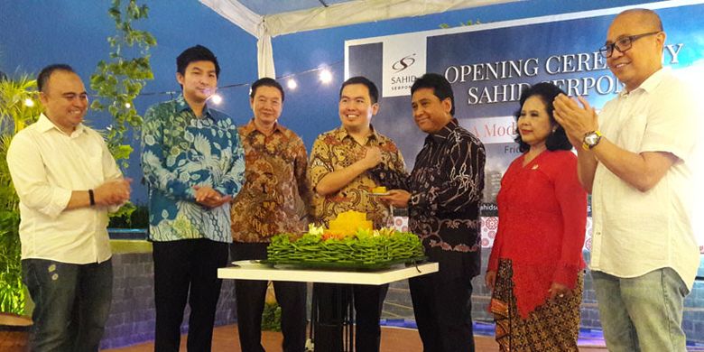 Peresmian Hotel Sahid Serpong di Tangerang Selatan, Banten, Jumat (29/3/2019). Dari kiri ke kanan: Herke Thomas Heryana, General Manager Sahid Serpong; Willy Tan, Director of PT Trimitra Propertindo Tbk. (LAND); Tan Ping, President Commissioner PT Trimitra Propertindo Tbk. (LAND); Suryadi Tan, President Director PT Trimitra Propertindo Tbk. (LAND); Hariyadi B Sukamdani, President Director Sahid Hotels & Resorts; Sarwo Budi Wiryanti Sukamdani, President Commisioner Sahid Hotels & Resorts; dan Emeraldo Parengkuan, Director of Operations Sahid Hotels & Resorts.