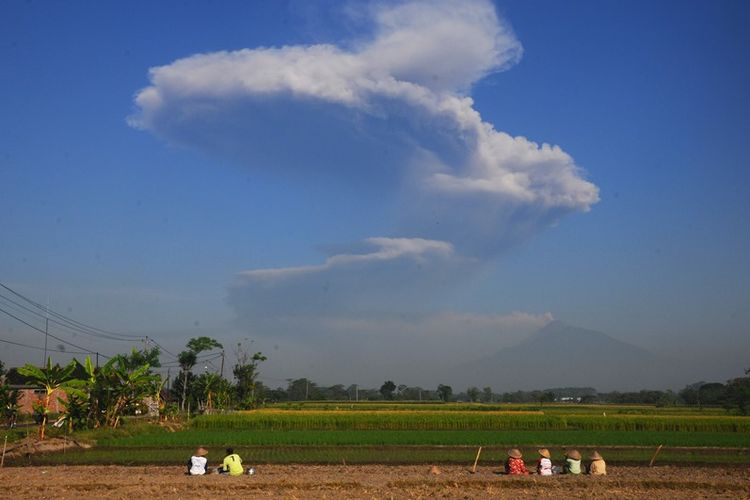 Sejumlah petani melihat kepulan asap letusan freatik Gunung Merapi di Sawit, Boyolali, Jawa Tengah, Jumat (11/5/2018). Berdasarkan data Badan Nasional Penanggulangan Bencana (BNPB) terjadi letusan freatik Gunung Merapi disertai suara gemuruh dengan tekanan sedang hingga kuat dan tinggi kolom 5.500 meter dari puncak kawah pada pukul 07.32 WIB.