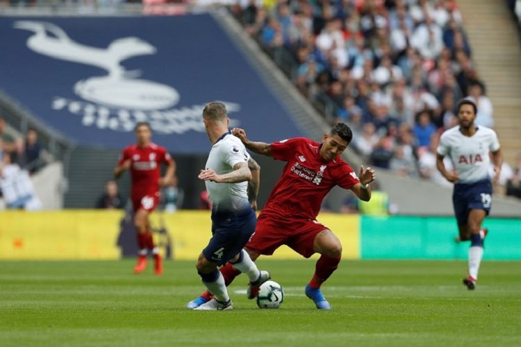 Roberto Firmino mencoba melewati penjagaan Toby Alderweireld pada pertandingan Tottenham Hotspur vs Liverpool di Stadion Wembley, 15 September 2018. 