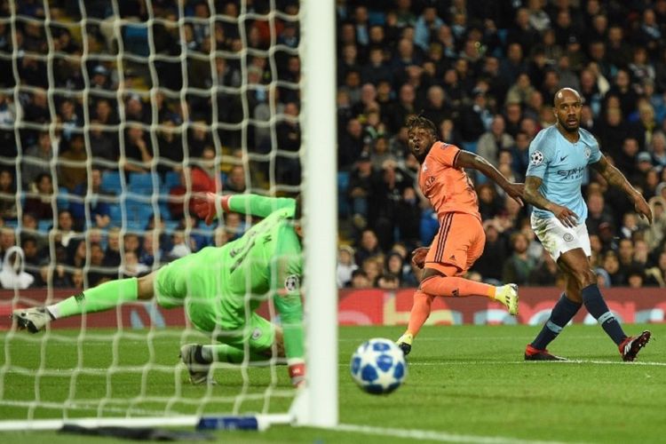 Memanfaatkan kesalahan Fabian Delph, Maxwell Cornet mencetak gol ke gawang Ederson pada pertandingan Man City vs Lyon di Stadion Etihad dalam matchday 1 Liga Champions, 19 September 2018. 