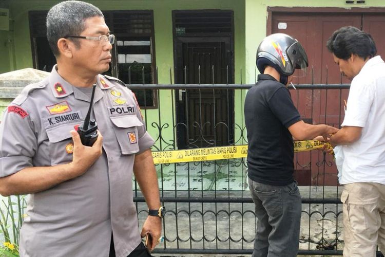Kapolsek Medan Area Kompol K Sianturi saat berada di rumah Syaiful Azahar Chaniago, Rabu (28/11/2018)