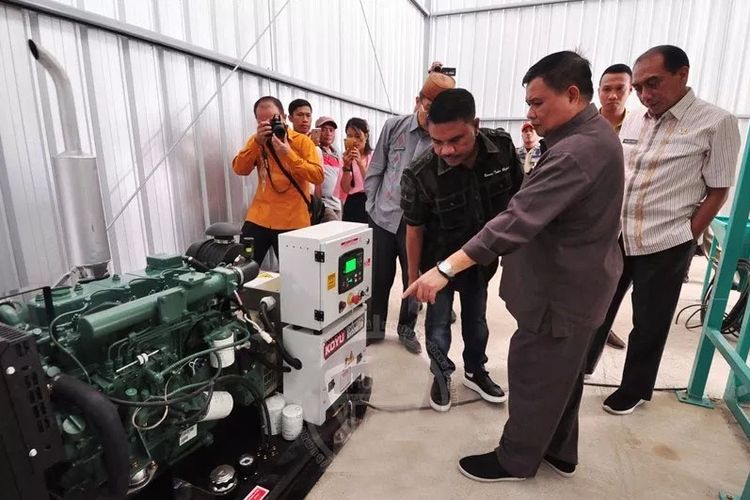 Wakil Gubernur Gorontalo, Idris Rahim menunjukkan mesin pengering bantuan kepada petani Moahudu di Kabupaten Gorontalo