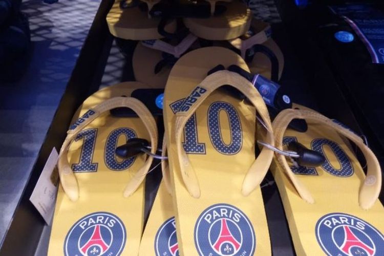 PSG Jual Sandal  Jepit  Neymar Seharga Rp 242 000