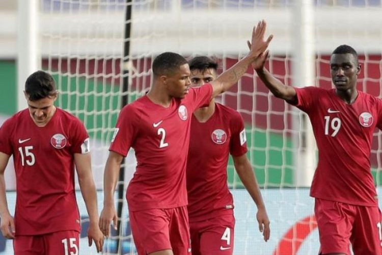 Pemain kelahiran Sudan, Almoez Ali (19) disambut para pemain timnas Qatar seusai mencetak empat gol 