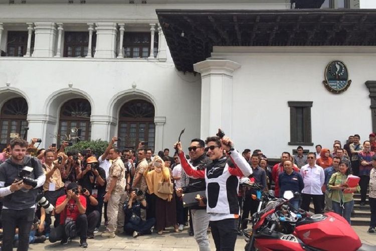 Gubernur Jawa Barat Ridwan Kamil berfoto dengan pebalap MotoGP Marc Marquez di halaman Gedung Sate, Bandung, Jawa Barat, Sabtu (9/2/2019).