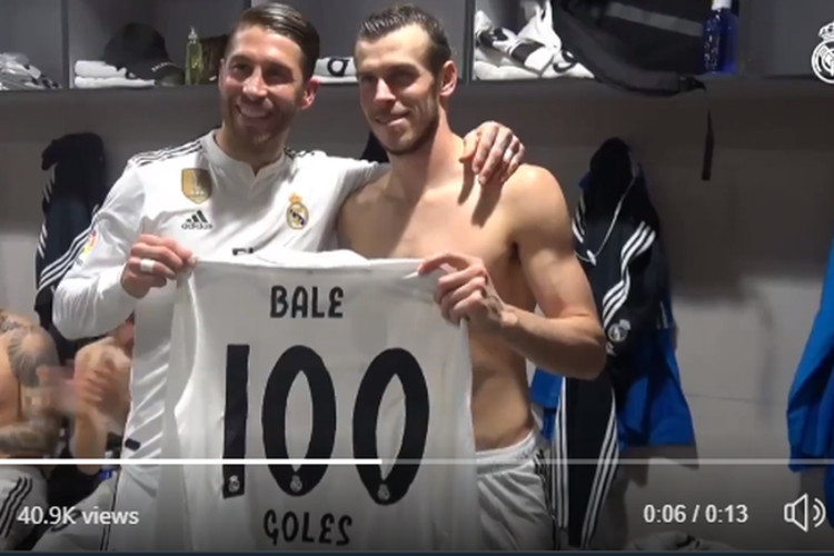 Sergio Ramos memberikan Gareth Bale jersey untuk peringatan gol ke-100 Bale bagi Real Madrid.