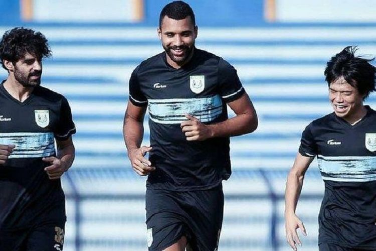 Para pemain Persela Lamongan sedang menjalani sesi latihan.