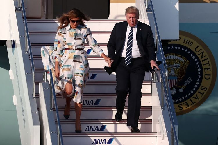 Presiden AS Donald Trump dan ibu negara Melania Trump tiba di Bandara Haneda Tokyo di Tokyo, Jepang, Sabtu (25/5/2019). (REUTERS/Athit Perawongmetha)
