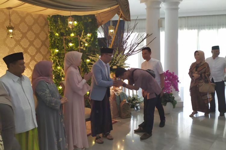 Gubernur Jawa Barat Ridwan Kamil saat bersalaman dengan warga dalam kegiatan open house di Gedung Pakuan, Jalan Cicendo, Kota Bandung, Rabu (5/6/2019).
