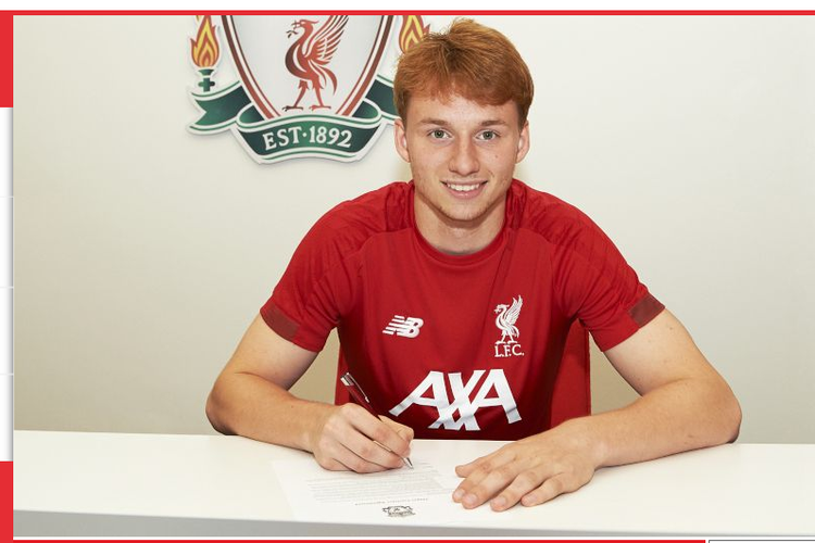 Sepp van den Berg menandatangani kontrak bersama Liverpool, 27 Juni 2019. 
