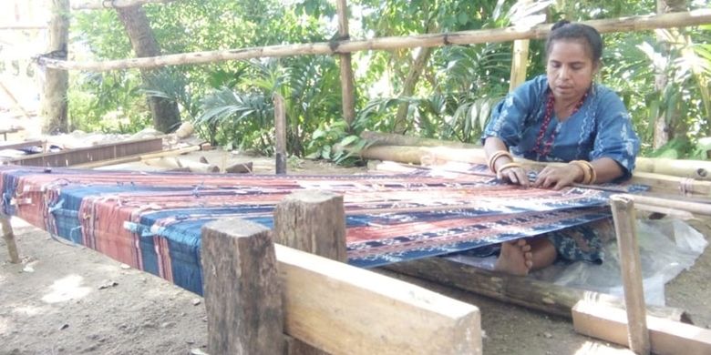 Salah satu anggota Sanggar Bliran Sina di Kabupaten Sikka, Flores, NTT, menenun kain tenun ikat, Senin (29/4/2019).