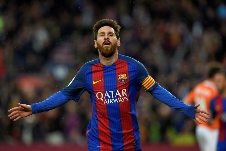 Ekspresi penyerang Barcelona, Lionel Messi, setelah sukses menjebol gawang Osasuna di Stadion Camp Nou pada 26 April 2017.  
