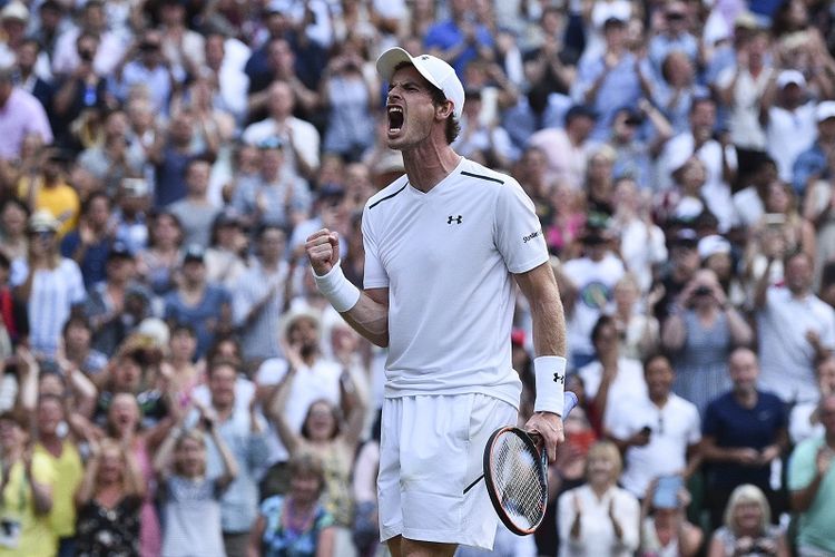 Petenis Inggris Raya, Andy Murray, melakukan selebrasi setelah mengalahkan petenis Italia, Fabio Fognini, pada laga babak ketiga Wimbledon 2017 di All England Lawn Tennis Club, Wimbledon, London, Jumat (7/7/2017).