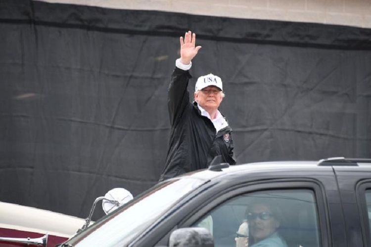 Presiden Amerika Serikat Donald Trump melambaikan tangan ketika mengunjungi Corpus Christi, daerah yang dihantam bencana Badai Harvey