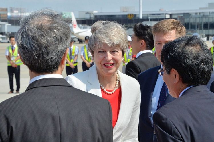 Perdana Menteri Inggris Theresa May tiba di Bandara Itami, Osaka, Rabu (30/8/2017)