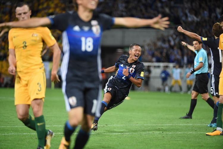 Gelandang timnas Jepang, Yosuke Ideguchi (tengah), melakukan selebrasi setelah mencetak gol ke gawang Australia dalam pertandingan penyisihan Grup B Kualifikasi Piala Dunia 2018 Zona Asia di Stadion Saitama, Kamis (31/8/2017).