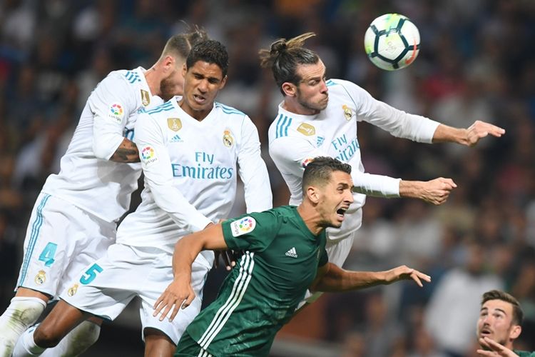 Bek Real Madrid, Sergio Ramos (kiri), Raphael Varane (2 dari kiri) dan penyerang Gareth Bale (kanan atas), berduel dengan bek Real Betis asal Maroko, Zou, dalam pertandingan La Liga di Stadion Santiago Bernabeu, 20 September 2017.
