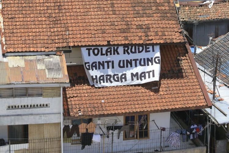 Spanduk penolakan proyek rumah deret Tamansari terpasang di rumah warga, Jumat (6/10/2017)