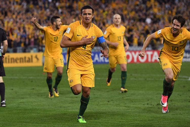 Striker timnas Australia, Tim Cahill (2 dari kiri), melakukan selebrasi bersama rekan-rekannya setelah mencetak gol ke gawang Suriah dalam pertandingan Kualifikasi Piala Dunia 2018 di Sydney, Australia, Selasa (10/10/2017).
