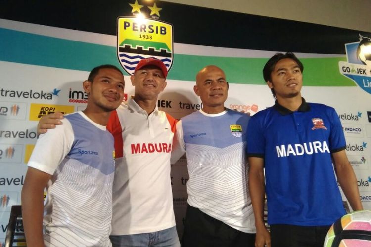 Asisten Pelatih Persib Bandung Herrie Setyawan bersama gelandang Persib Gian Zola serta Pelatih Madura United Gomes de Olivera dan Randika Rama saat menjalani sesi jumpa pers di Graha Persib, Jalan Sulanjana, Rabu (18/10/2017)