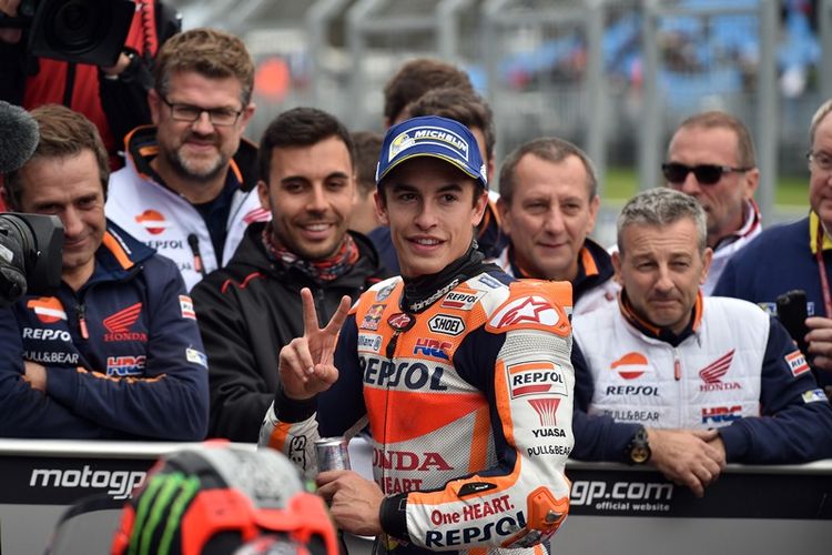 Pebalap Repsol Honda, Marc Marquez, melakukan selebrasi setelah meraih pole position MotoGP Australia di Sirkuit Phillip Island, Sabtu (21/10/2017).