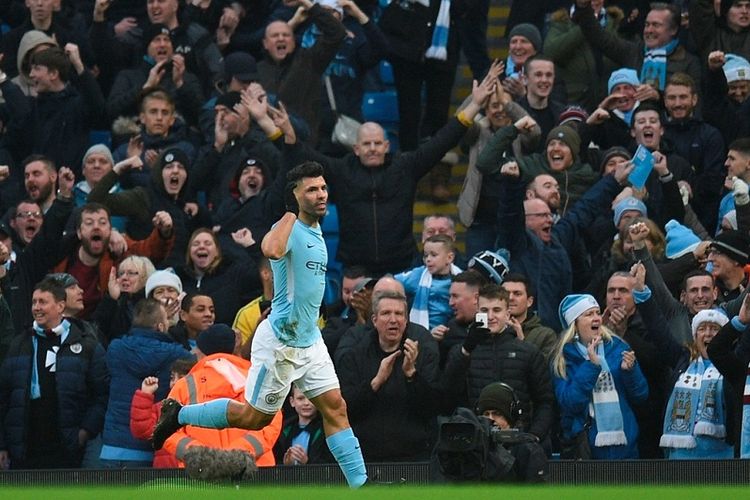 Striker Manchester City, Sergio Aguero, merayakan gol yang dia cetak ke gawang Bournemouth dalam laga Liga Inggris di Stadion Etihad, Manchester, pada 23 Desember 2017.