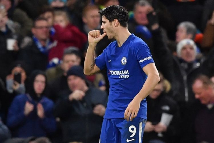 Striker Chelsea, Alvaro Morata, melakukan selebrasi seusai mencetak gol ke gawang Brighton and Hove Albion, pada partai lanjutan Premier League, di Stadion Stamford Bridge, London, Inggris, Selasa (26/12/2017).