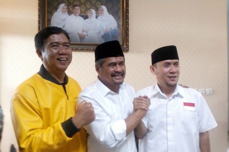Iman Alirahman (tengah) bersama wakilnya Dedi Hasan didampingi Ketua DPD Golkar Garut Ade Ginandjar saat jumpa pers Selasa (9/1/2018)