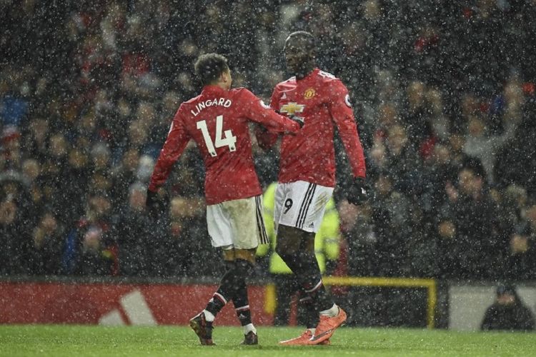 Strike Manchester United, Romelu Lukaku (kanan), merayakan golnya ke gawang Stoke City pada laga Premier League di Stadion Old Trafford, Senin (15/1/2018) waktu setempat.