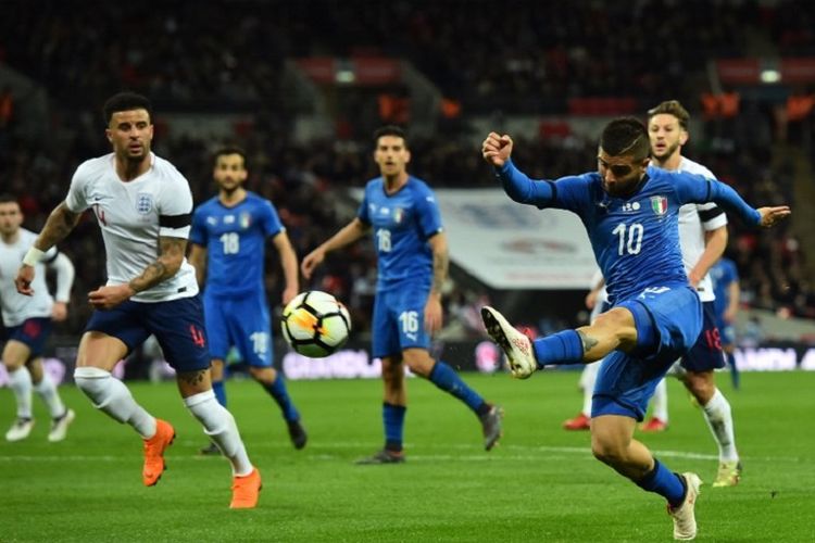 Kyle Walker (kiri) hanya bisa melihat Lorenzo Insigne melepas tendangan saat Inggris menjamu Italia pada laga uji coba di Stadion Wembley, Selasa (27/3/2018). 