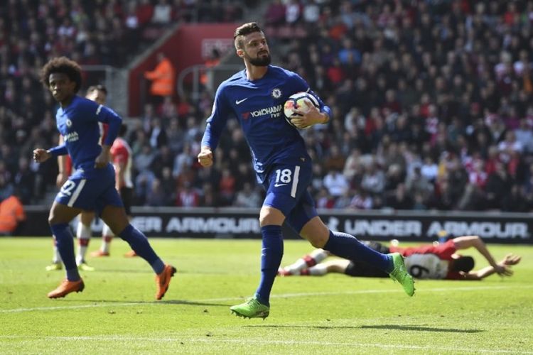 Penyerang Chelsea, Olivier Giroud, merayakan gol pertama timnya ke gawang Southampton pada pertandingan Premier League di Stadion St. Marys, Sabtu (14/4/2018).
