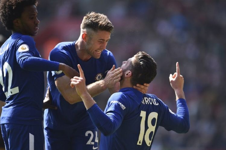 Willian dan Eden Hazard merayakan gol kemenangan Chelsea atas Southampton yang dicetak oleh Olivier Giroud pada laga Premier League di Stadion St. Marys, Sabtu (14/4/2018). 