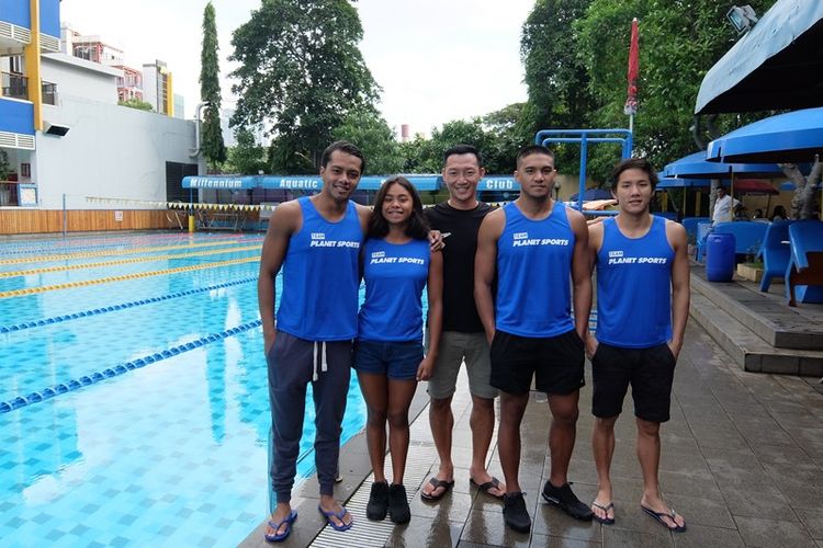 Para atlet dan pelatih renang Asian Games: Siman Sudartawa, Azzahra Permatahani, pelatih Albert Sutanto, Gagarin Nathaniel, Ricky Anggawidjaja