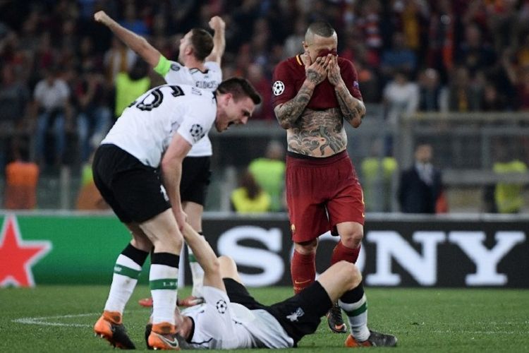 Ekspresi berbeda ditunjukkan pemain Liverpool dengan gelandang AS Roma, Radja Nainggolan, seusai laga semifinal Liga Champions di Stadion Olimpico, 2 Mei 2018. 