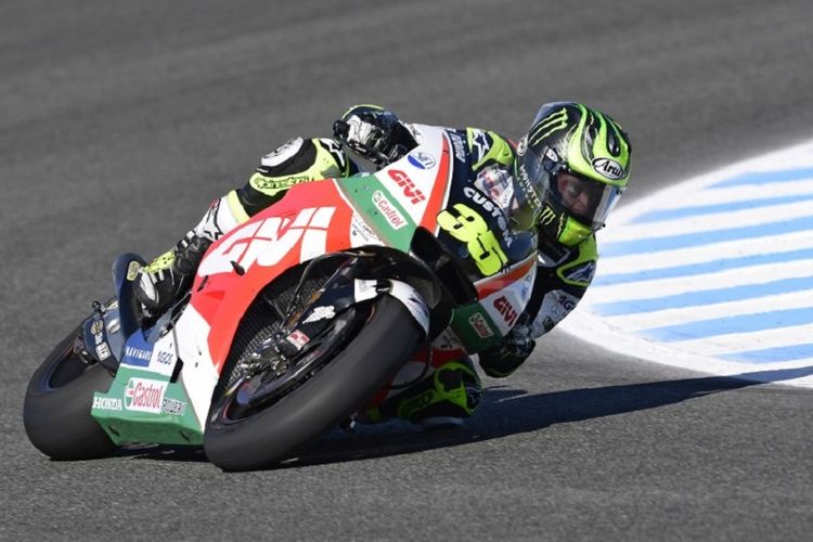 Cal Crutchlow tengah memacu motornya saat latihan bebas MotoGP Spanyol di Sirkuit Jerez, 5 April 2018.