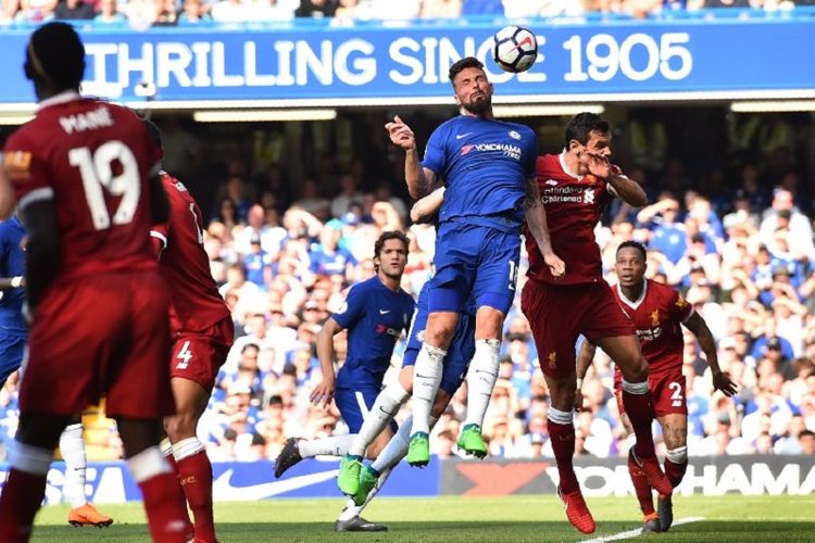 Olivier Giroud memenangi duel udara dengan Dejan Lovren saat Chelsea menjamu Liverpool pada pertandingan Premier League di Stamford Bridge, 6 Mei 2018.