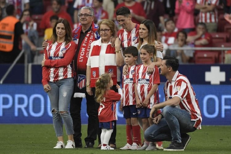 Fernando Torres bersama keluarganya berpose pada laga terakhir bersama Atletico Madrid seusai versus Eibar di Stadion Wanda Metropolitano, 20 Mei 2018. 