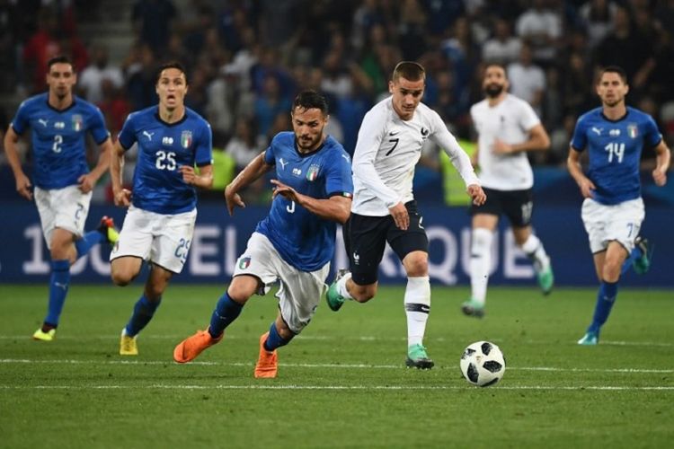 Antoine Griezmann (putih) berduel dengan Danilo DAmbrosio saat timnas Perancis menjamu Italia pada laga uji coba di Stadion Allianz Riviera 1 Juni 2018. 