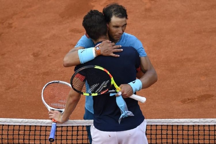 Rafael Nadal memeluk Dominic Thiem seusai laga final Perancis Terbuka 2018, 10 Juni 2018. 